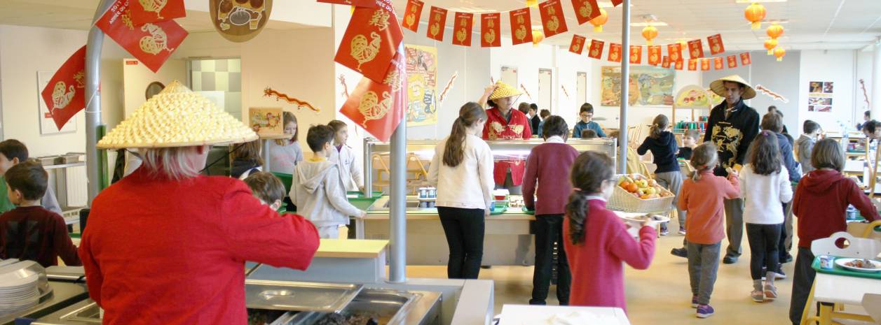 Repas asiatique au restaurant scolaire