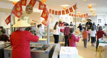 Repas asiatique au restaurant scolaire